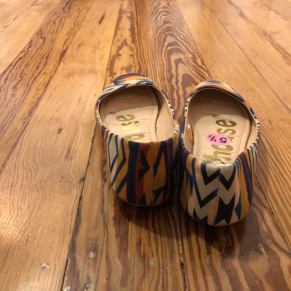 🔴sold🔴 Dollhouse Aztec Print Ballet Flats - Picture 4 of 5